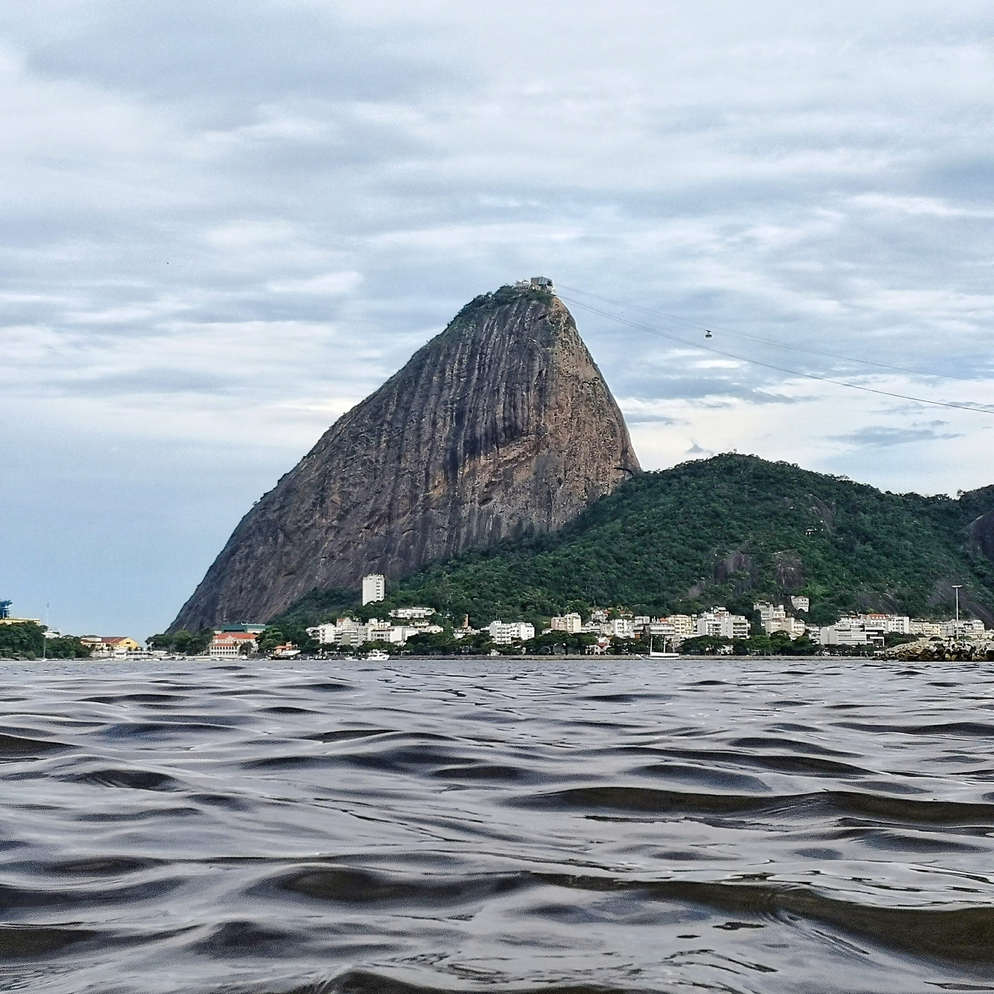 Brazília – Rio de Janeiro, a Flamengo strand símogató habjai, háttérben a Cukorsüveg-hegy (fotó: rigotamas.hu)