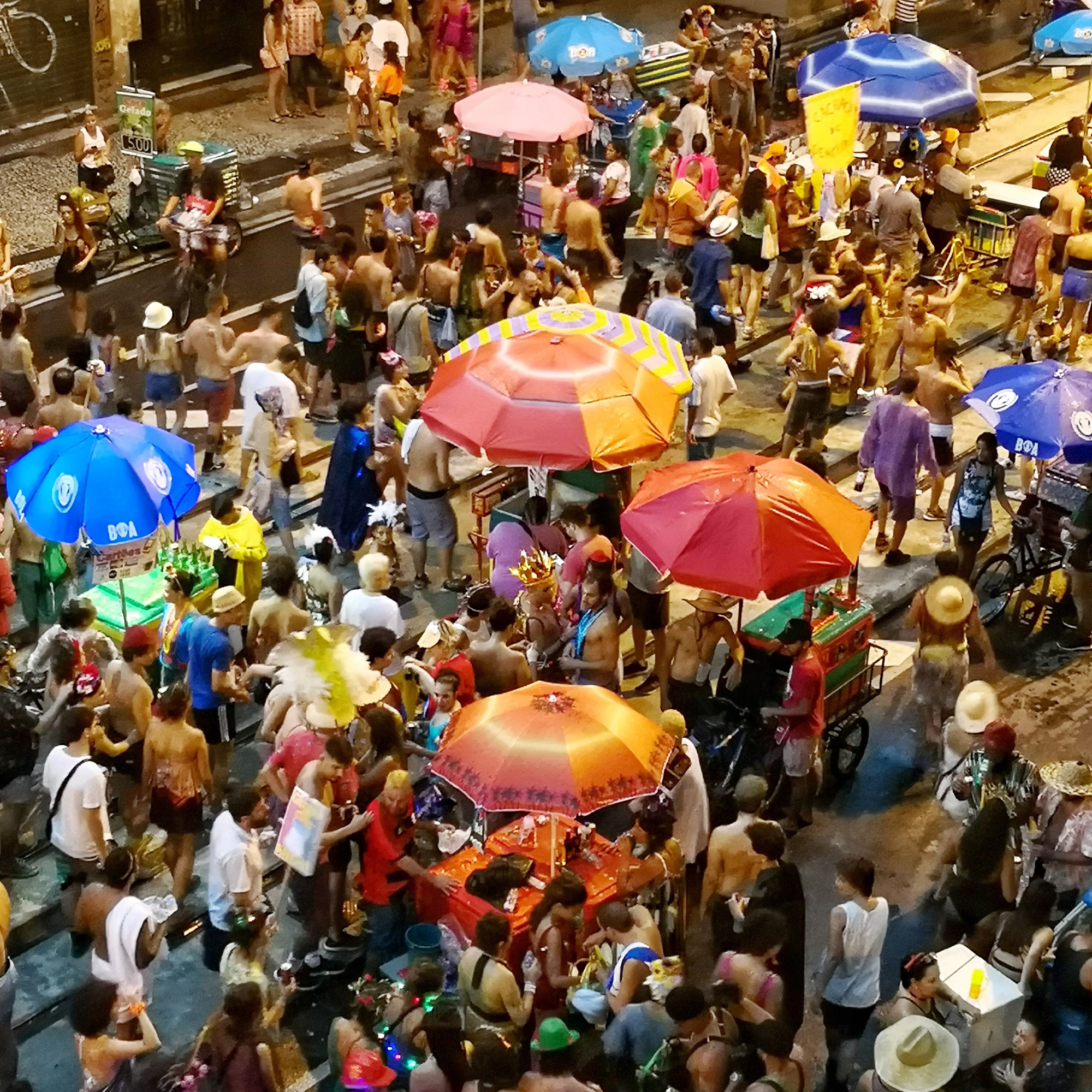 Brazília – Rio de Janeiro, hömpölygő tömeg az utcákon (fotó: rigotamas.hu)