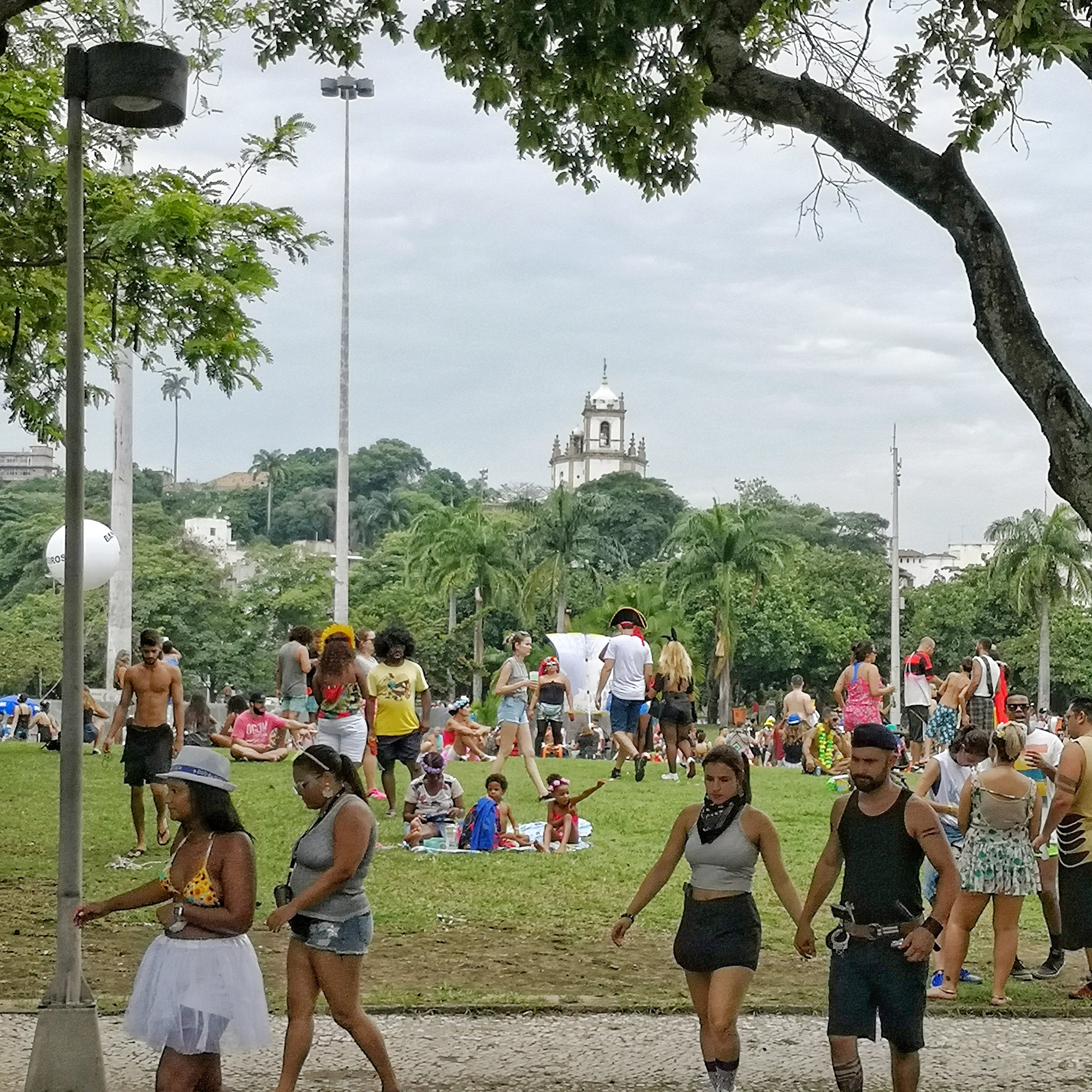 Brazília – Rio de Janeiro, piknikhangulat a parkban, a Glória városrészben (fotó: rigotamas.hu)