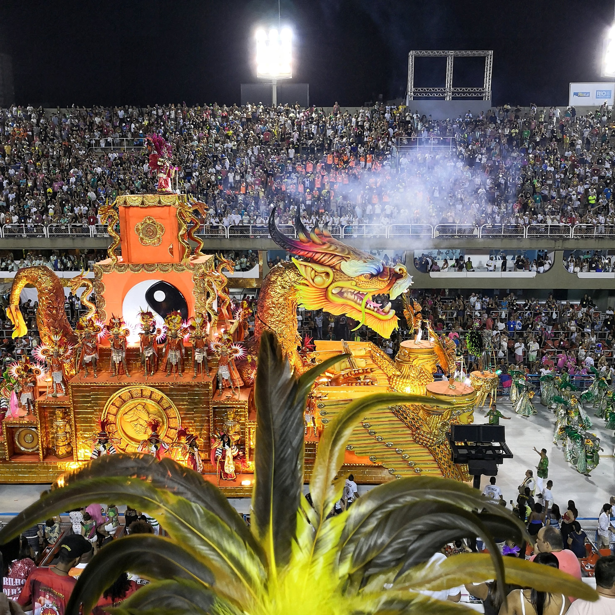 Brazília – Rio de Janeiro, felvonulók a Sambódromo arénában a Karneválon (fotó: rigotamas.hu)