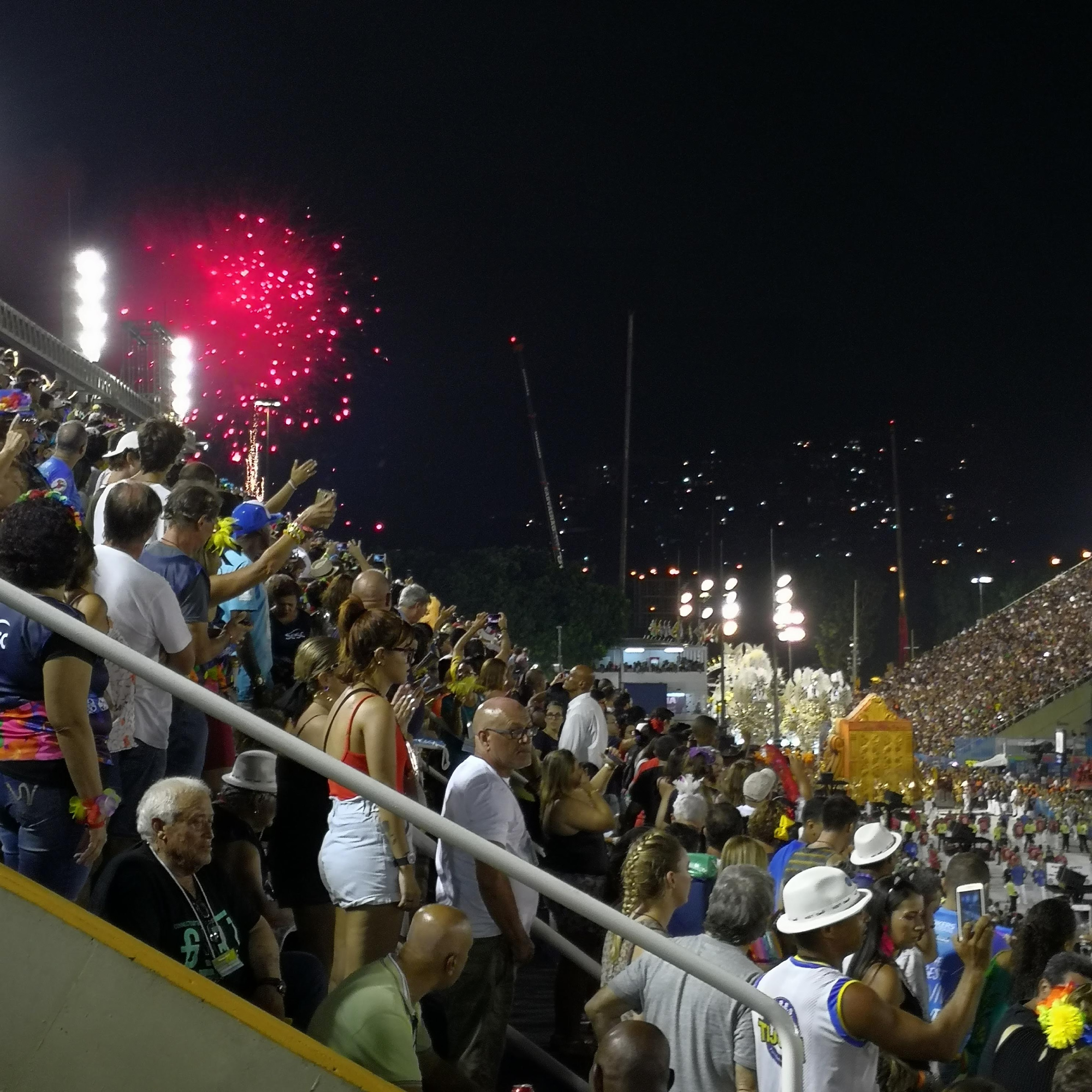 Brazília – Rio de Janeiro, nézők a Sambódromo aréna tribünjén a Karneválon (fotó: rigotamas.hu)